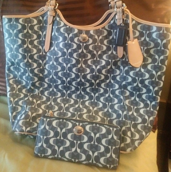 Authentic Coach Tote W/ Matching Wallet - Picture 1 of 2